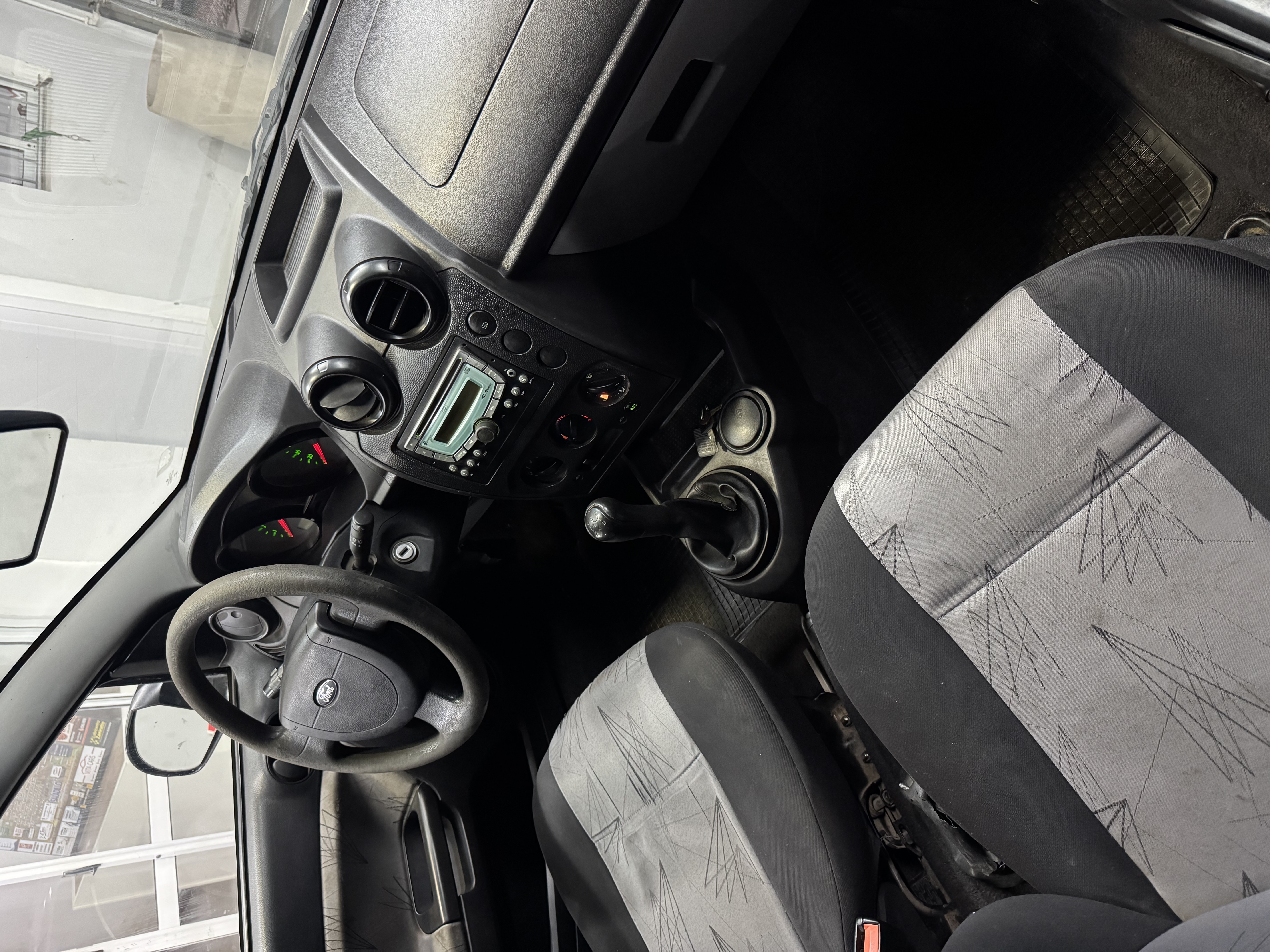Ford Fiesta Ambiente — foto 10